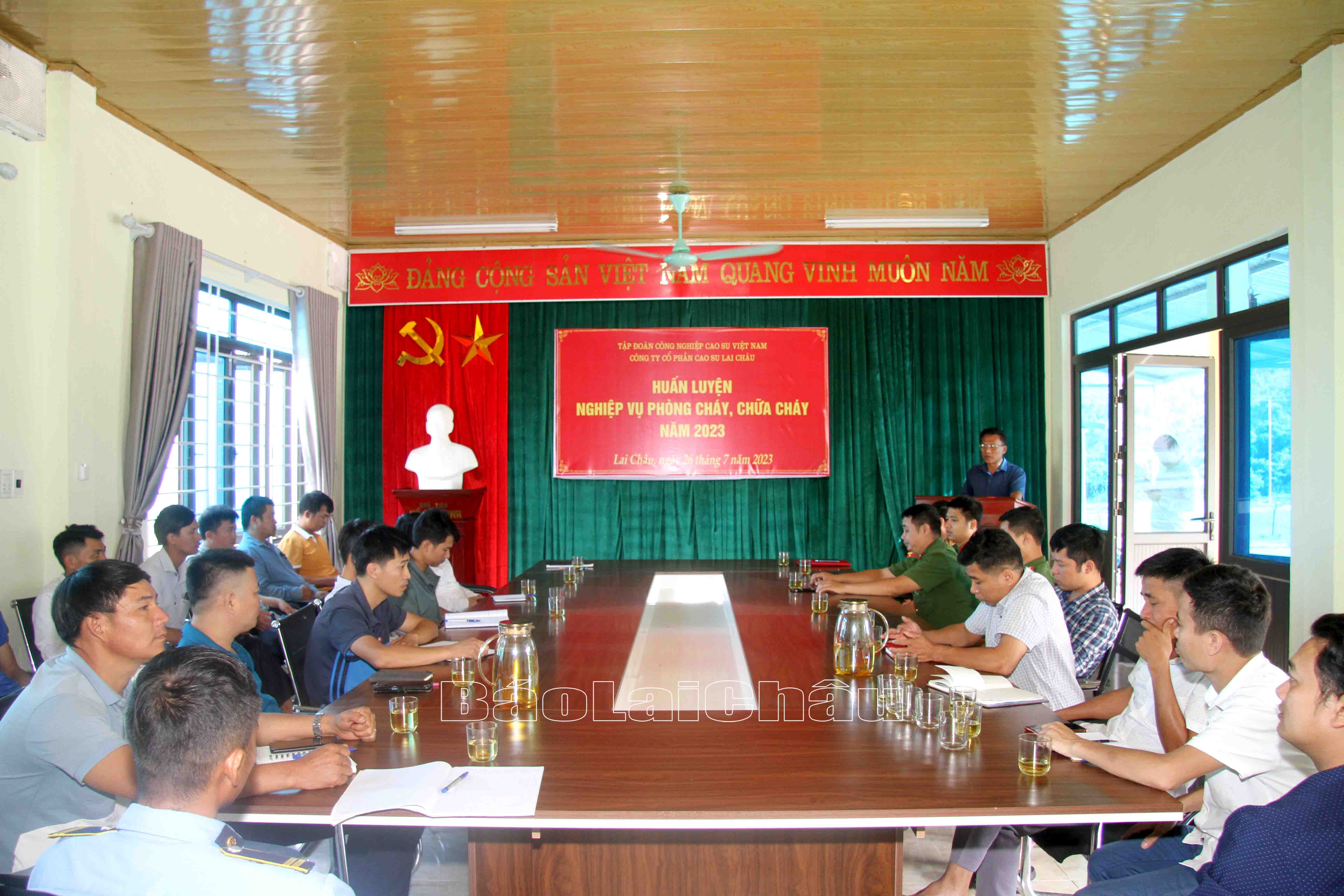 Cán bộ, công nhân viên, lao động Nhà máy chế biến mủ cao su Lai Châu tiếp thu các văn bản quy phạm pháp luật về công tác phòng cháy chữa cháy và cứu nạn cứu hộ.